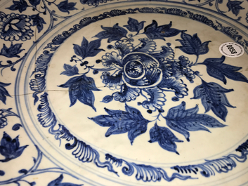 Un plat en porcelaine de Vietnam bleu et blanc &agrave; d&eacute;cor de lotus, 16&egrave;me